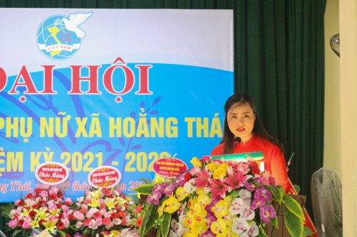 Đồng chí Nguyễn Thị Bình - chủ tịch Hội LHPN xã phát biểu khai mạc đại hội.jpg