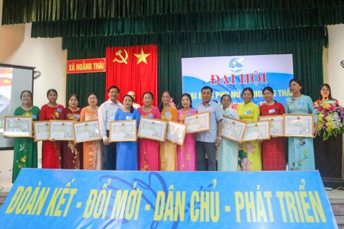 Các đồng chí lãnh đạo xã trao giấy khen cho 12 cá nhân có thành tích xuất sắc trong công tác hội nhiệm kỳ 2016  2021.jpg.jpg