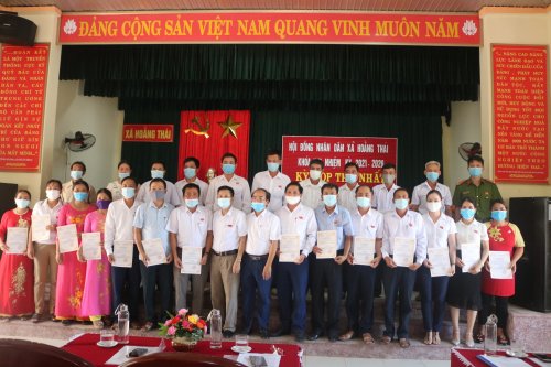 Các đồng chí lãnh đạo huyện trao giấy chứng nhận cho các đại biểu HĐND xã Hoằng Thái, nhiệm kỳ 2021 - 2026.jpeg