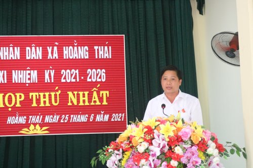 Đồng chí Lê Bá Hải - Bí thư đảng uỷ xã thông qua các tờ trình tại kỳ họp.jpeg